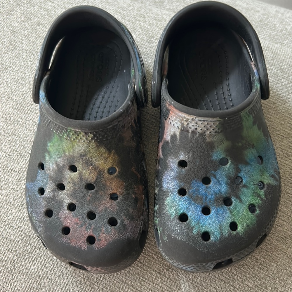 Crocs Tie Die toddler shoes.
